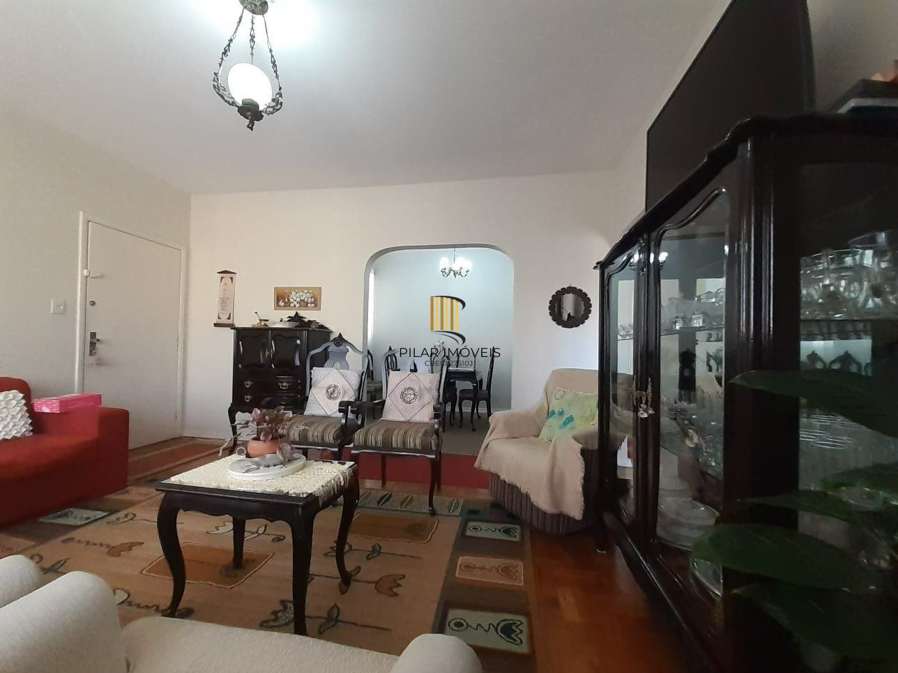 Apartamento com 3 dormitórios, living 2 ambientes, banheiro social, total de 109,57m² privativos, cozinha e área de serviço separadas.