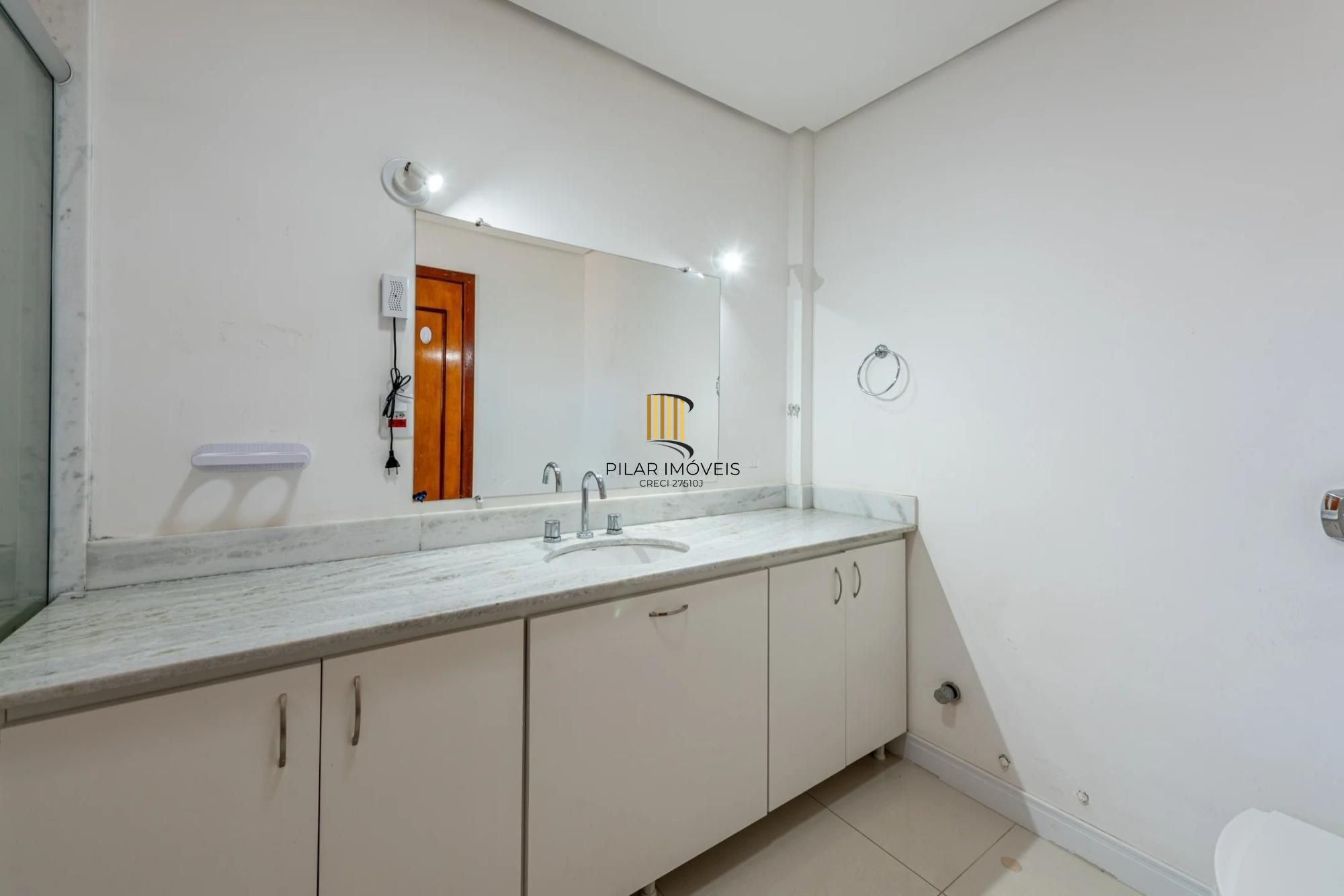 Casa em condomínio com 3 dormitórios, suíte e 2 vagas.