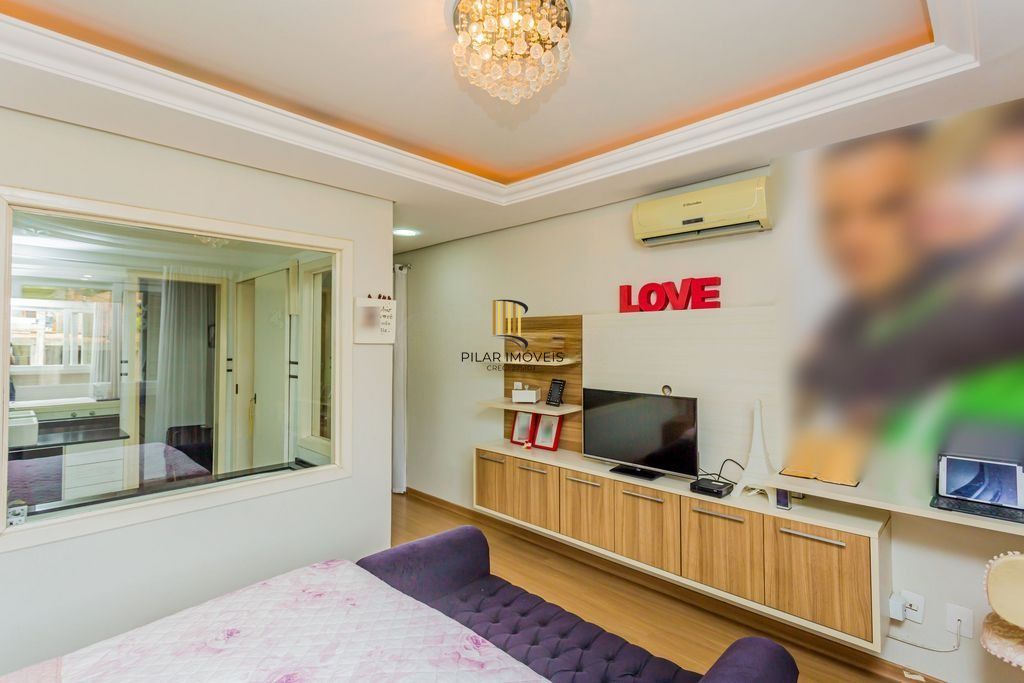 Casa em Condomínio com 3 dormitórios, suíte e 2 vagas cobertas.