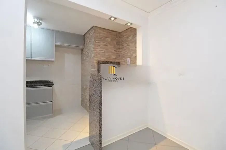 Apartamento com 2 dormitórios, suíte, churrasqueira e vaga de garagem.