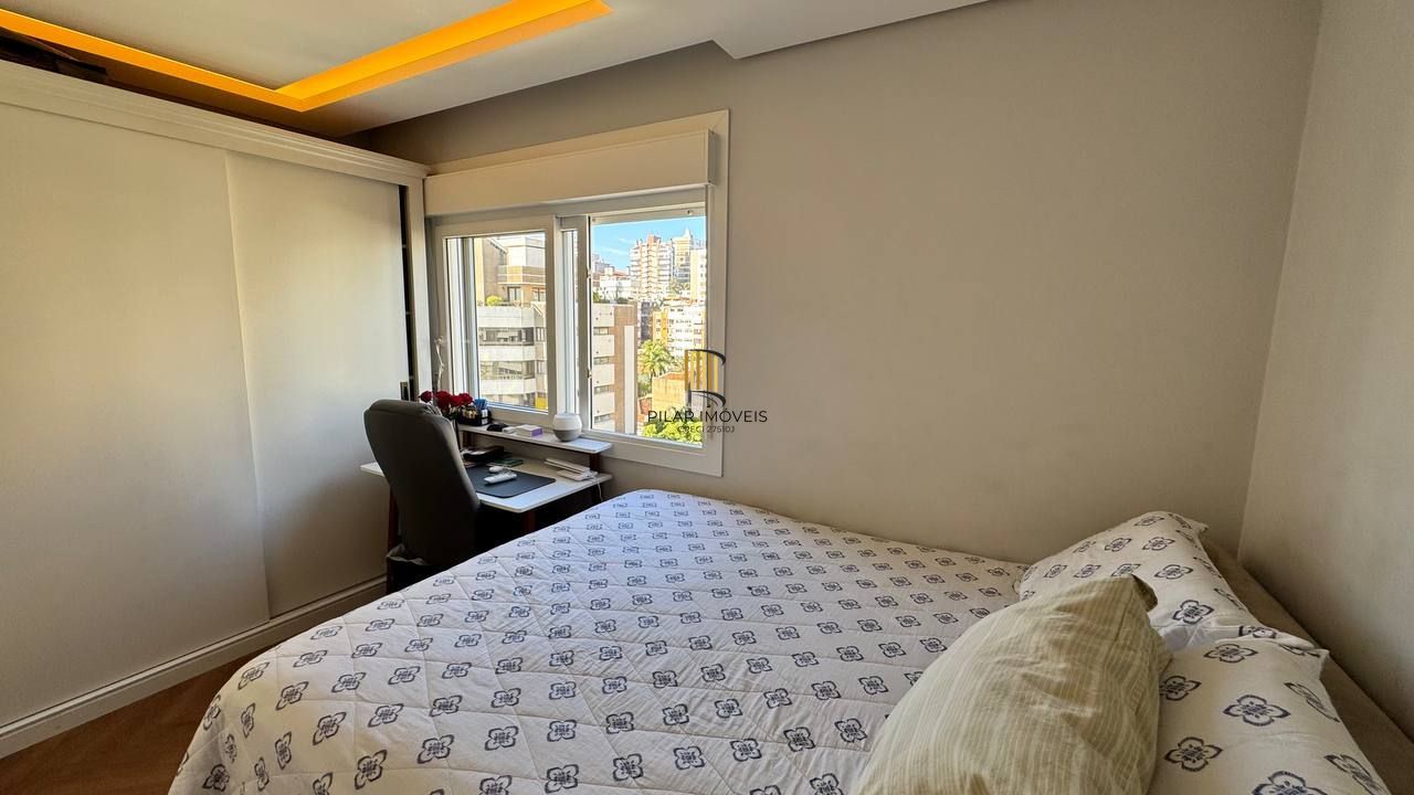 Amplo apartamento com 3 suítes, lavabo, lareira e 2 vagas individuais.