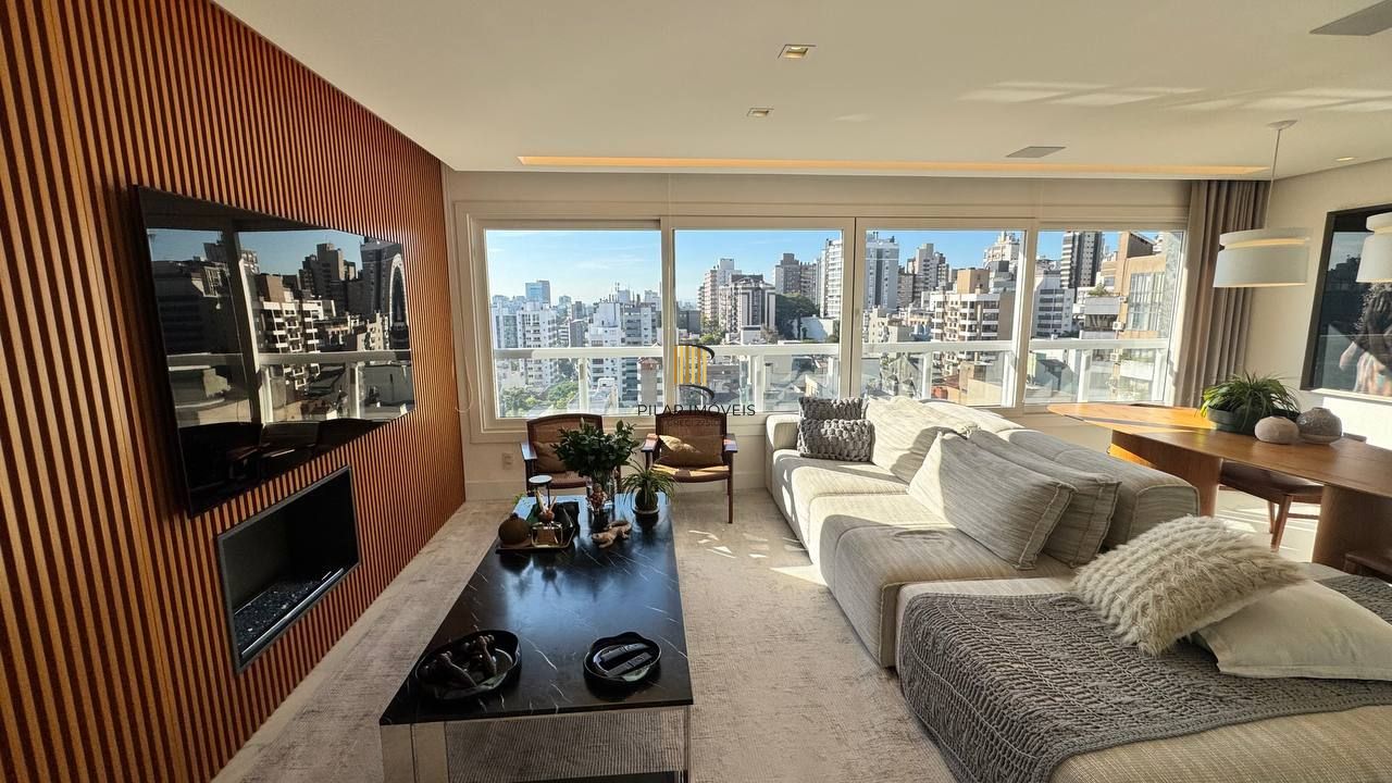Amplo apartamento com 3 suítes, lavabo, lareira e 2 vagas individuais.