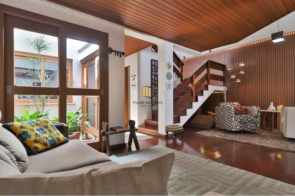 Casa térrea com 2 dormitórios, lavabo, espaço gourmet e 2 vagas.