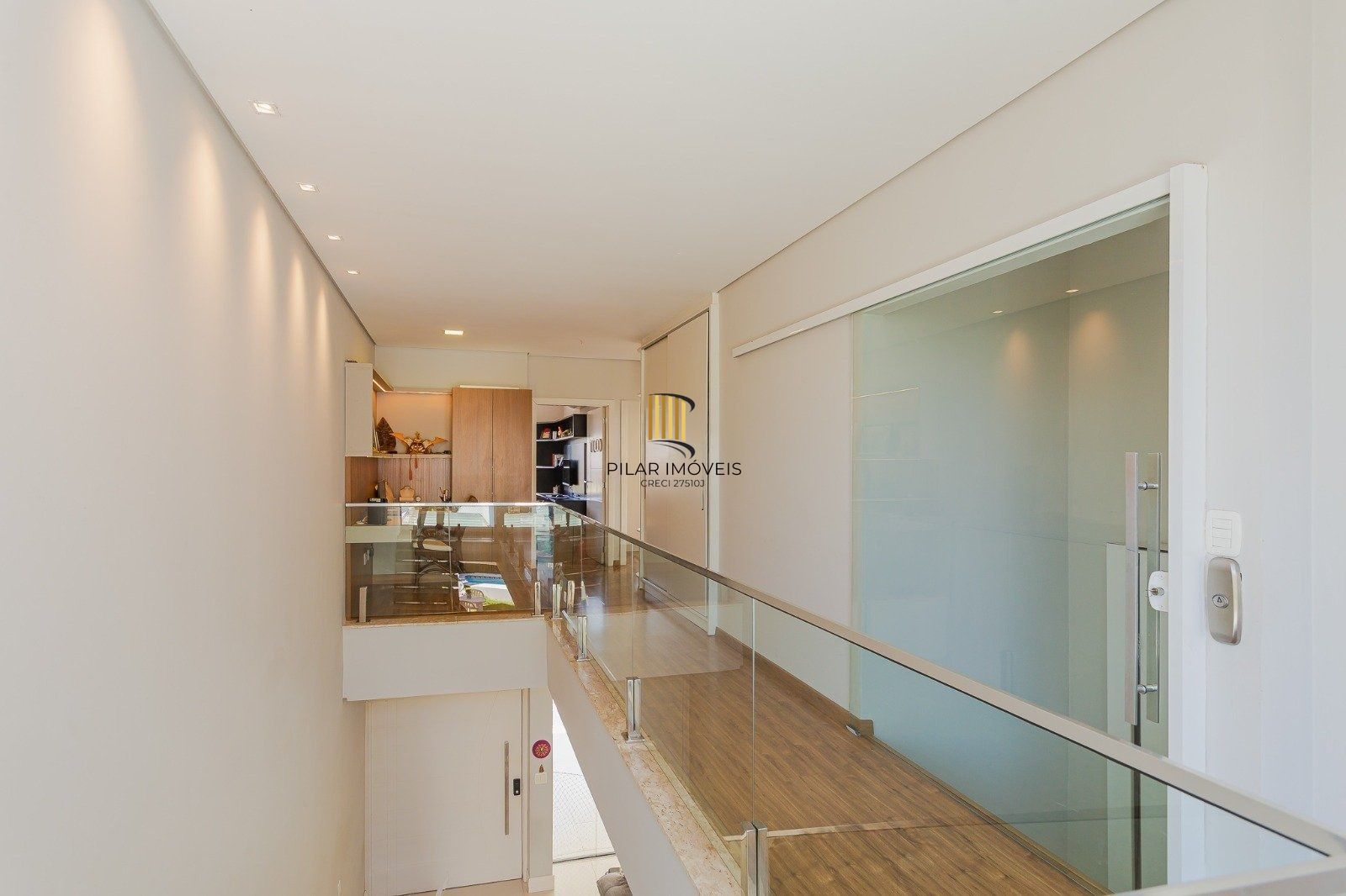 Casa de alto padrão com elevador e piscina acessível em condomínio no Passo das Pedras