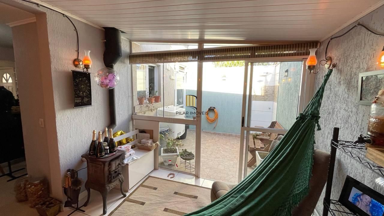 Sobrado em condomínio no Jardim Lindóia com pátio e suíte