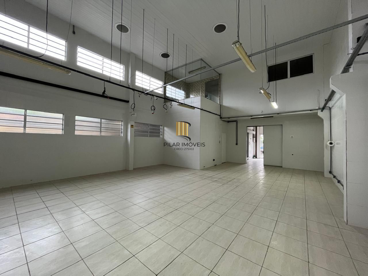 Prédio Comercial à venda com 5 salas, 400m², 6 vagas, Rua Laudelino Freire no bairro Sarandi em Porto Alegre
