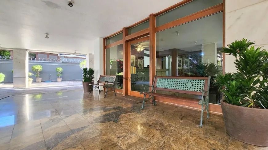 Apartamento 3 dormitórios, suíte, semimobiliado e duas vagas de garagem.