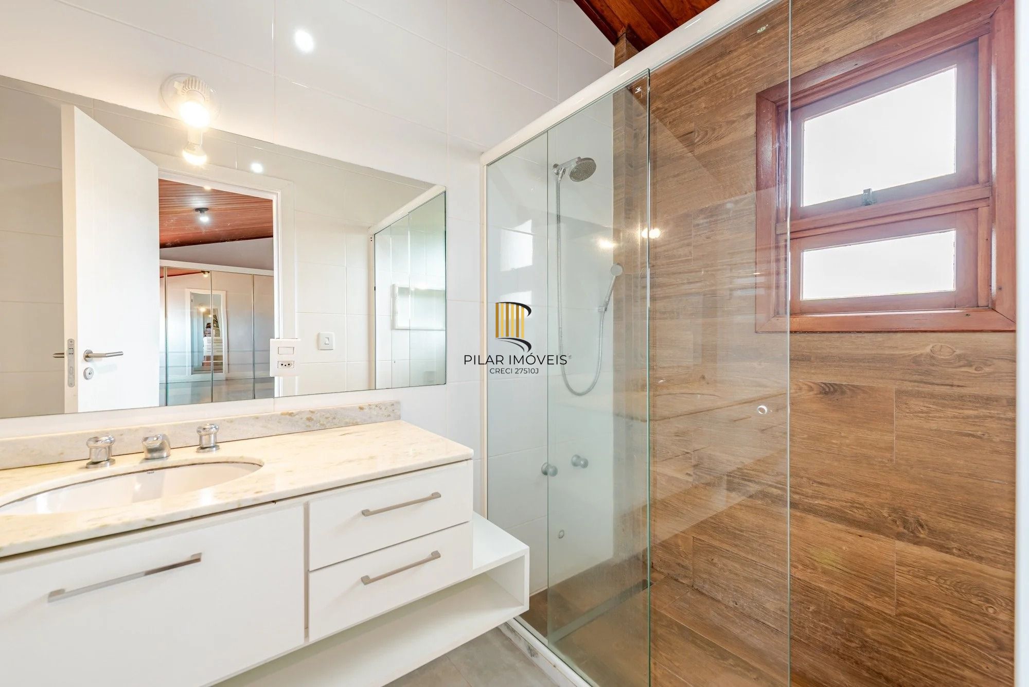 Casa em condomínio com 3 dormitórios, suíte e 3 vagas.