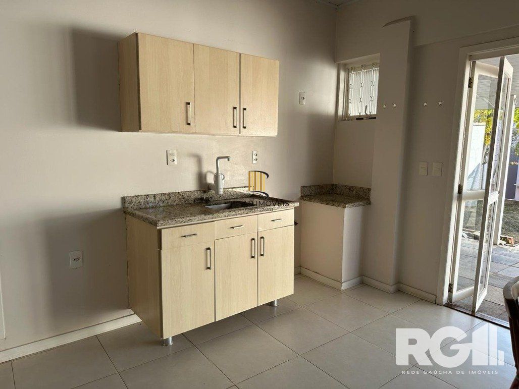 Casa reformada com pátio e espaço gourmet em frente à praça