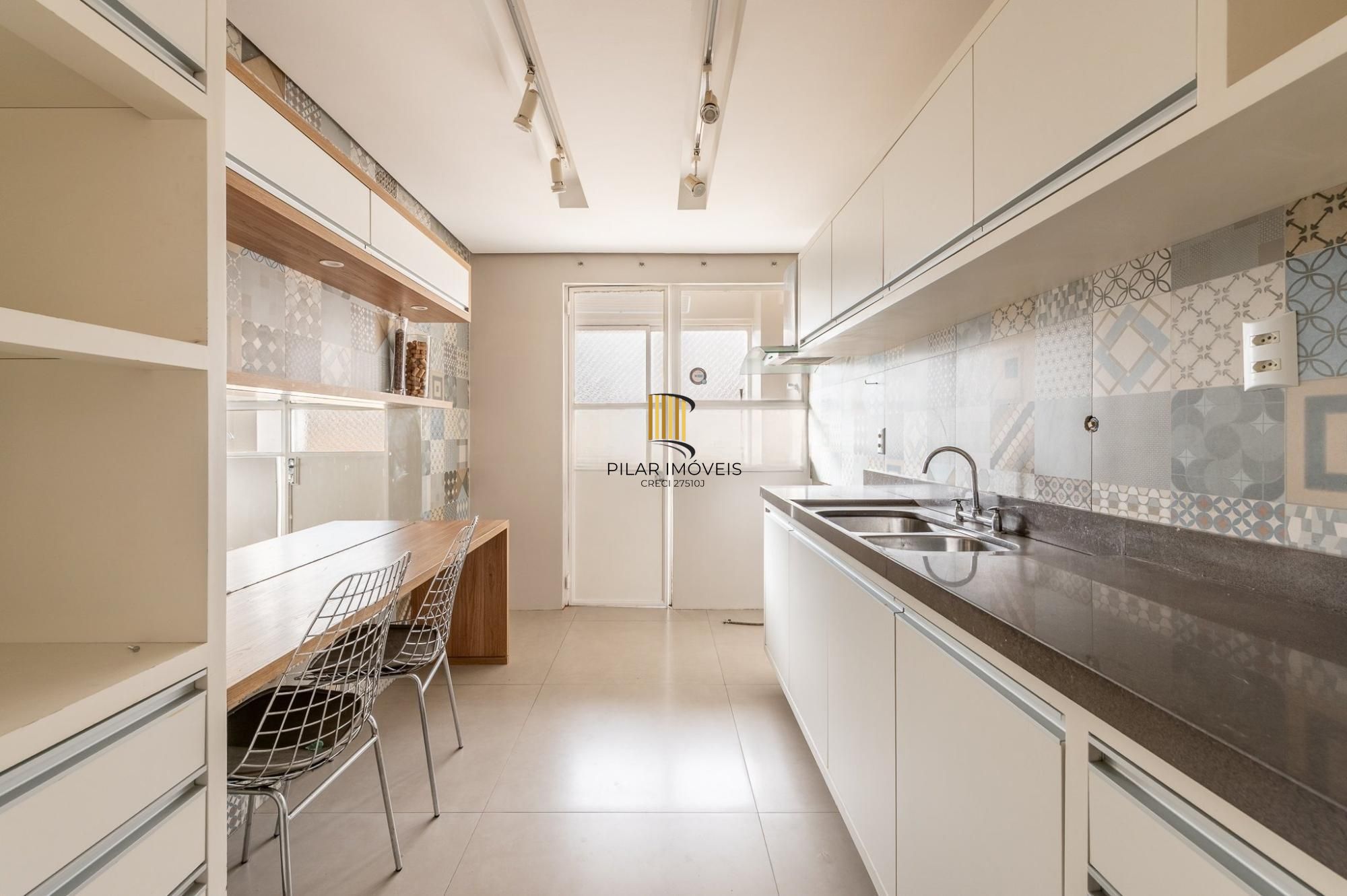 Apartamento 3 dormitórios, suíte, amplo living e vaga coberta.