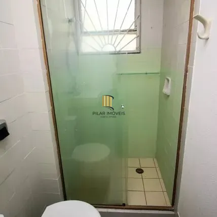 Apartamento com 2 dormitórios, banheiro auxiliar e 2 vagas cobertas.