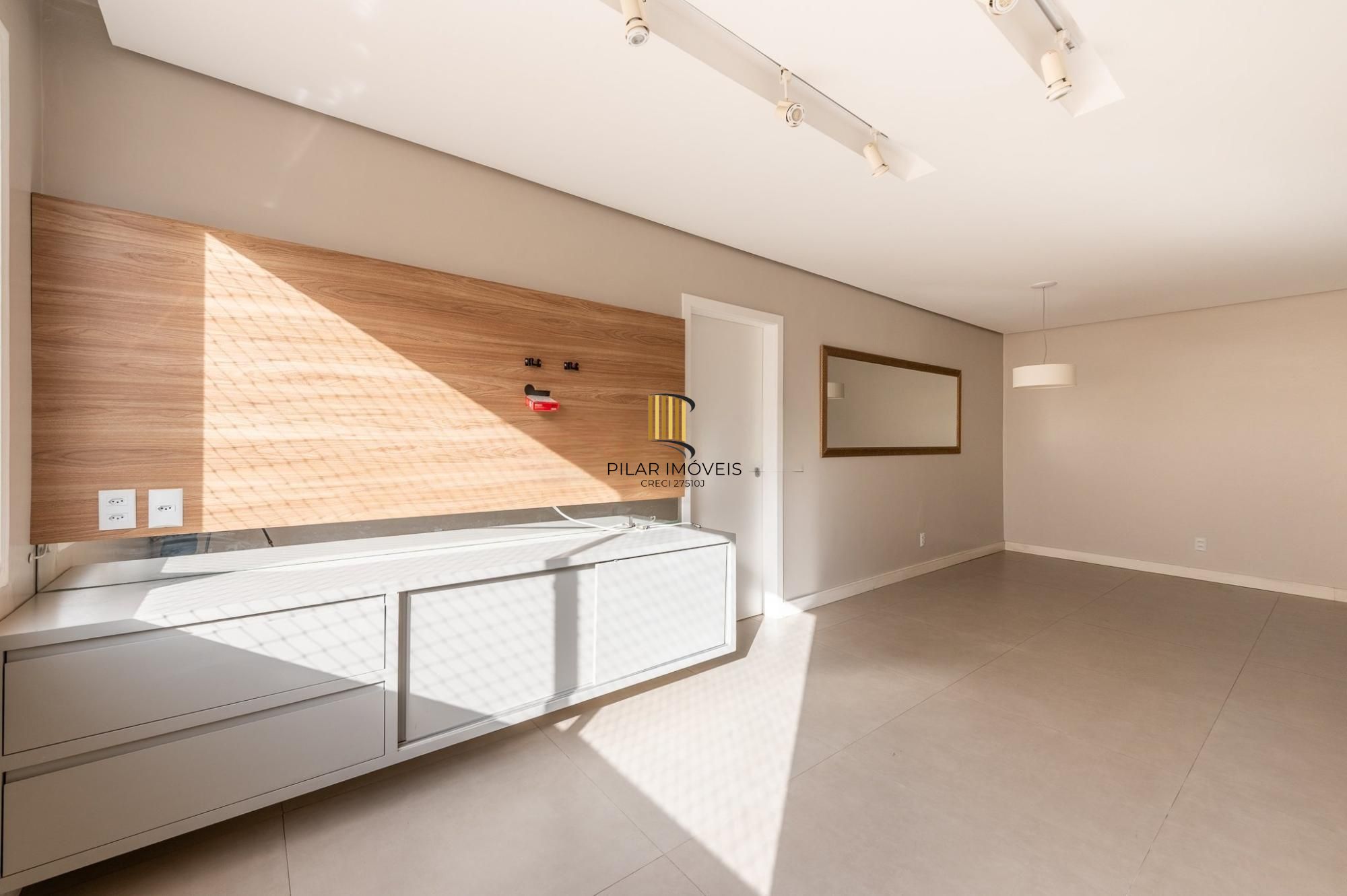 Apartamento 3 dormitórios, suíte, amplo living e vaga coberta.