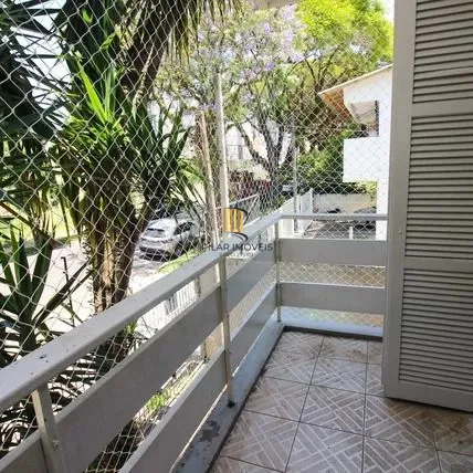 Apartamento com 2 dormitórios, banheiro auxiliar e 2 vagas cobertas.