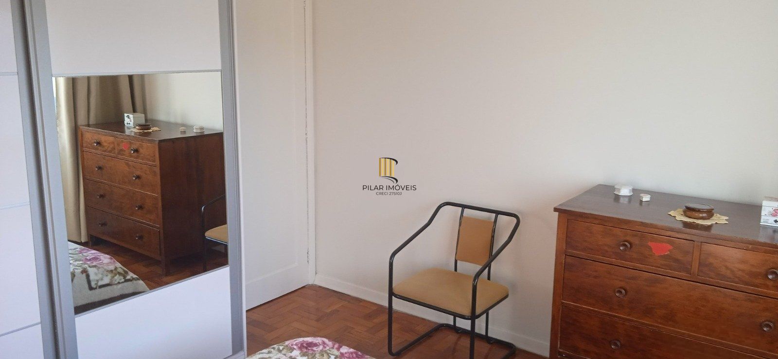 Apartamento com 3 dormitórios, living 2 ambientes, banheiro social, total de 109,57m² privativos, cozinha e área de serviço separadas.