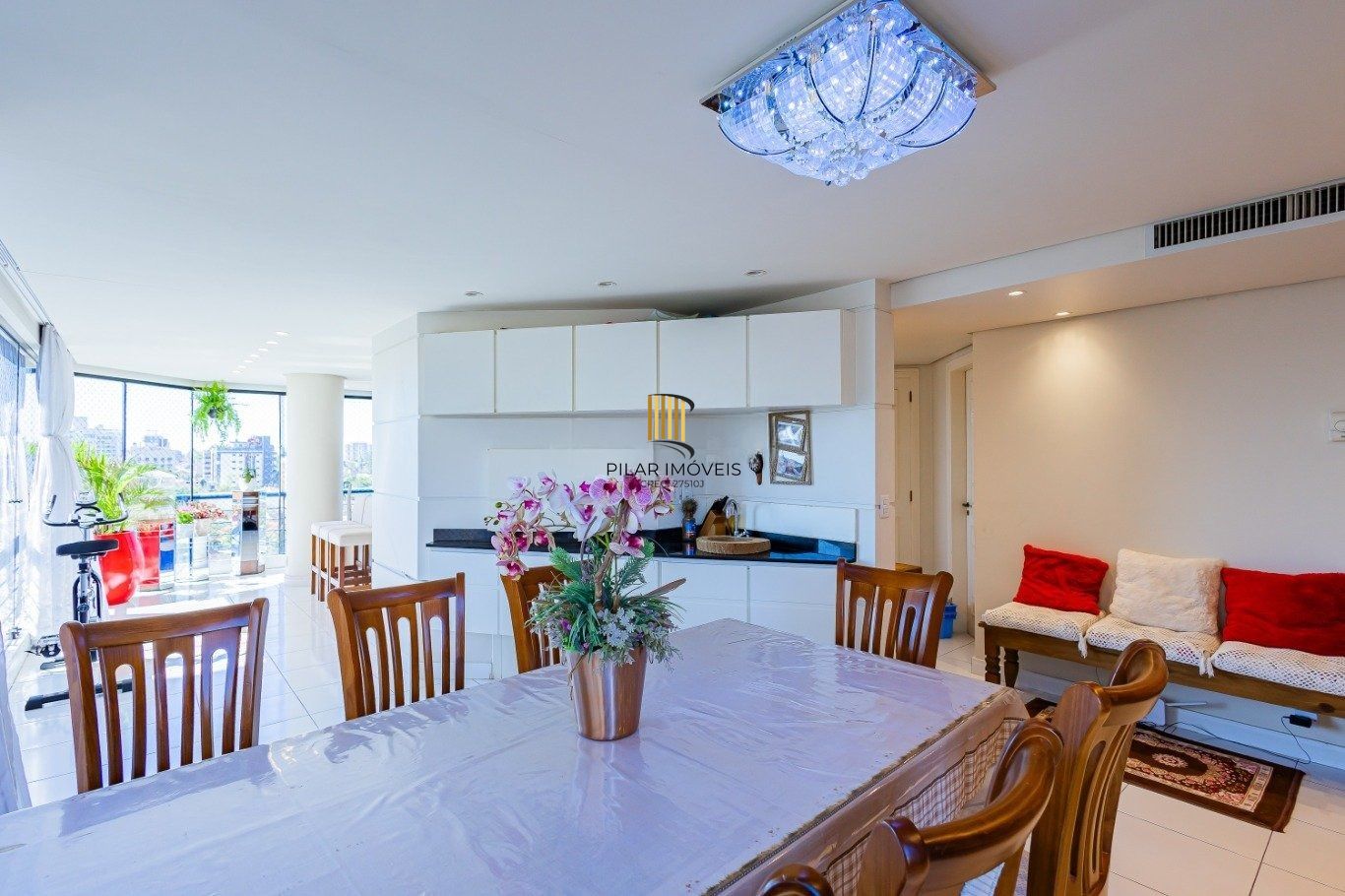 Amplo apartamento semimobiliado com lareira e 2 vagas