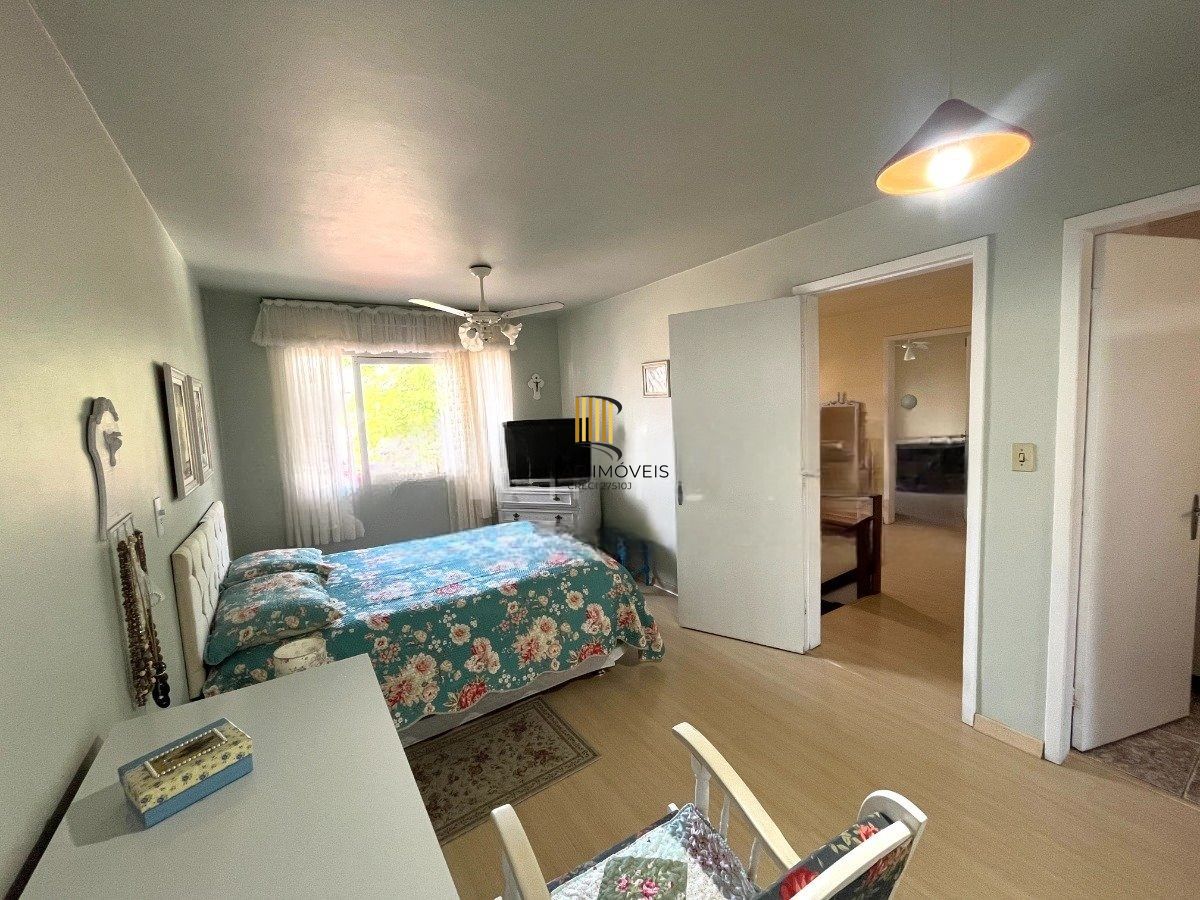 Casa com 3 dormitórios, suíte, 3 vagas de garagem.