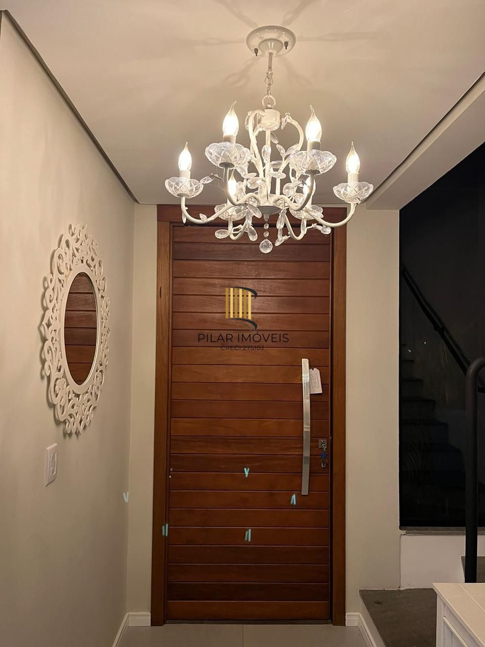 Casa em condomínio com 3 dormitórios, suíte e 2 vagas.