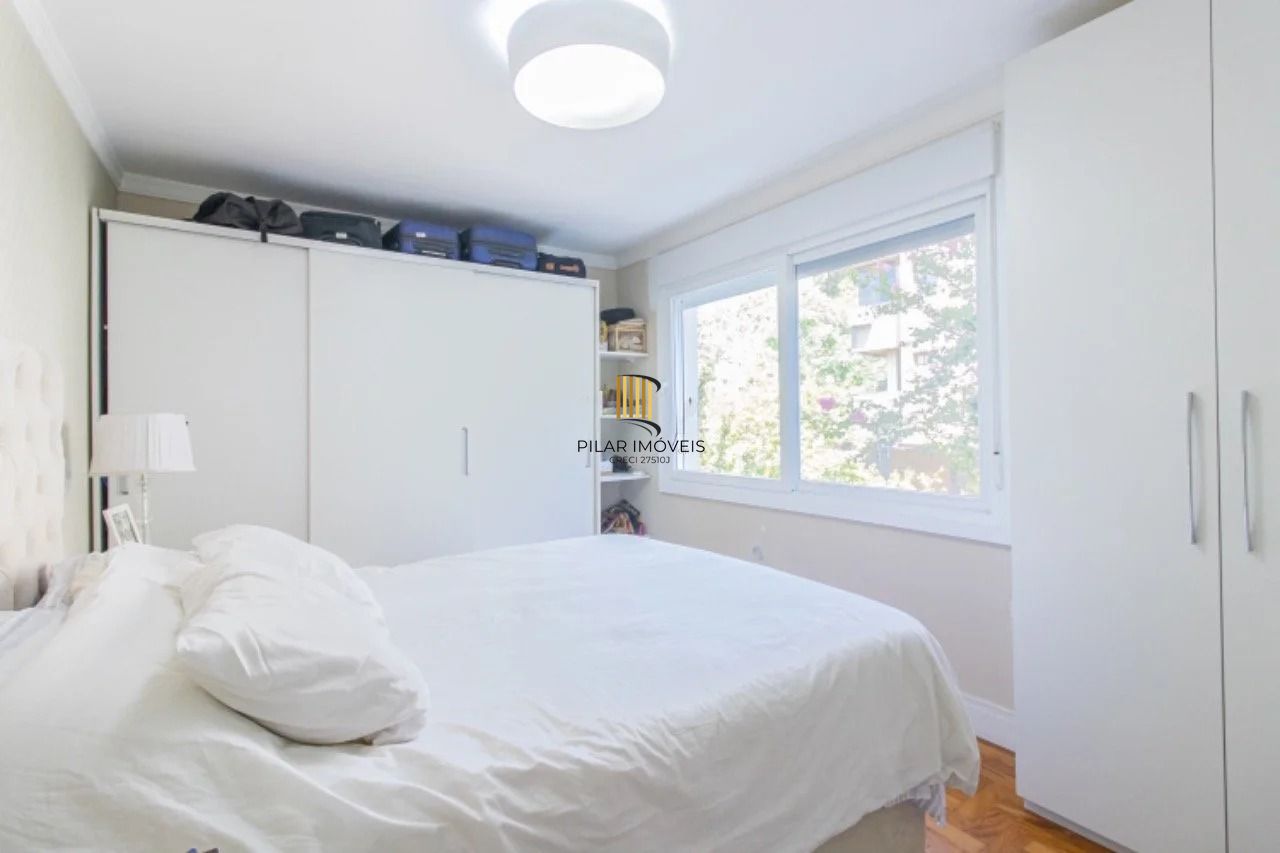 Apartamento com 3 dormitórios, 2 banheiros sociais e 2 vagas.