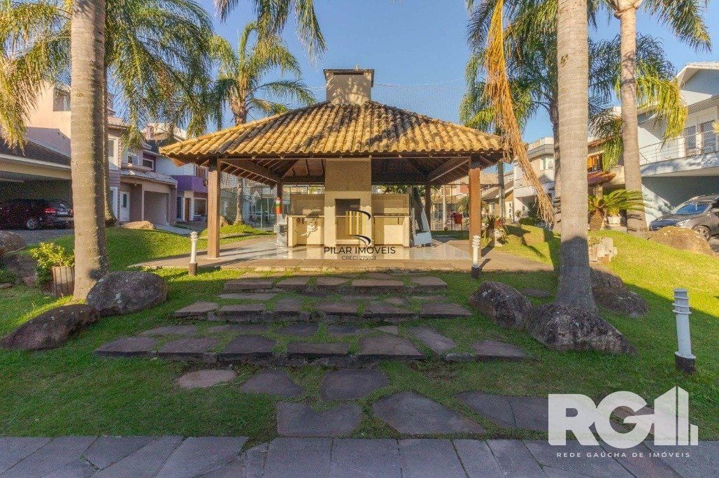 Casa em Condomínio com 3 Suítes, Espaço Gourmet e 5 Vagas de Garagem