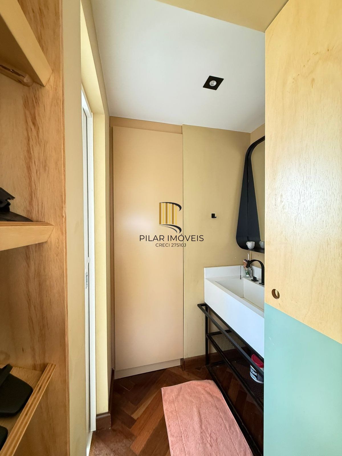 Apartamento com 2 dormitórios, suíte e churrasqueira.