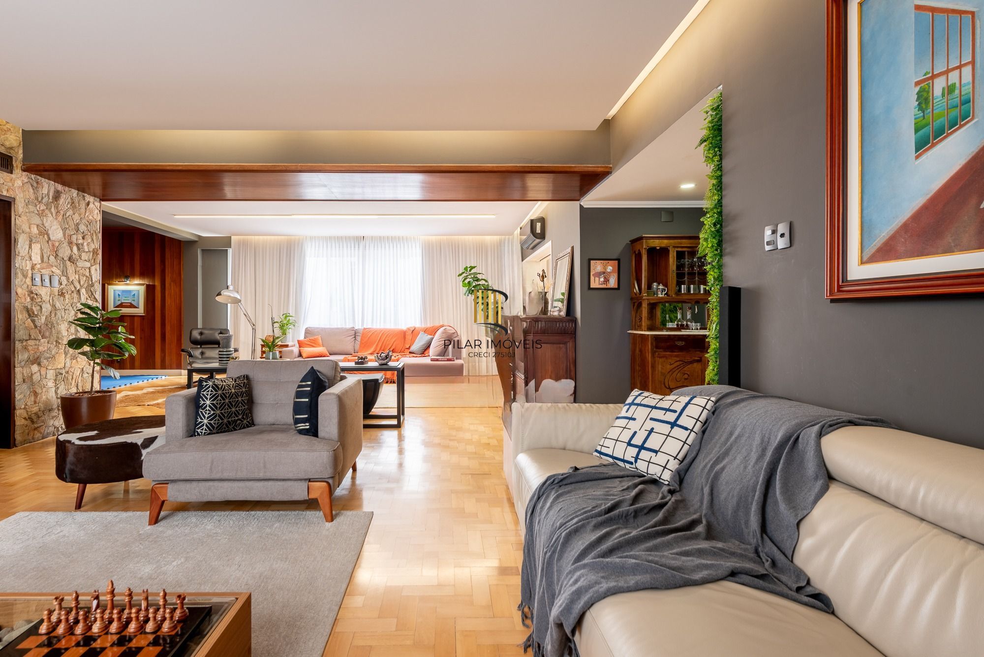 Apartamento com 295m² e 3 dormitórios, 1 suíte, 2 vagas individuais, no bairro Independência