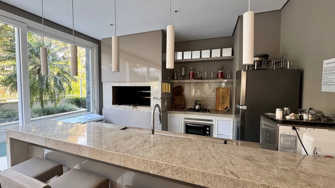 Amplo apartamento com 3 suítes, lavabo, lareira e 2 vagas individuais.