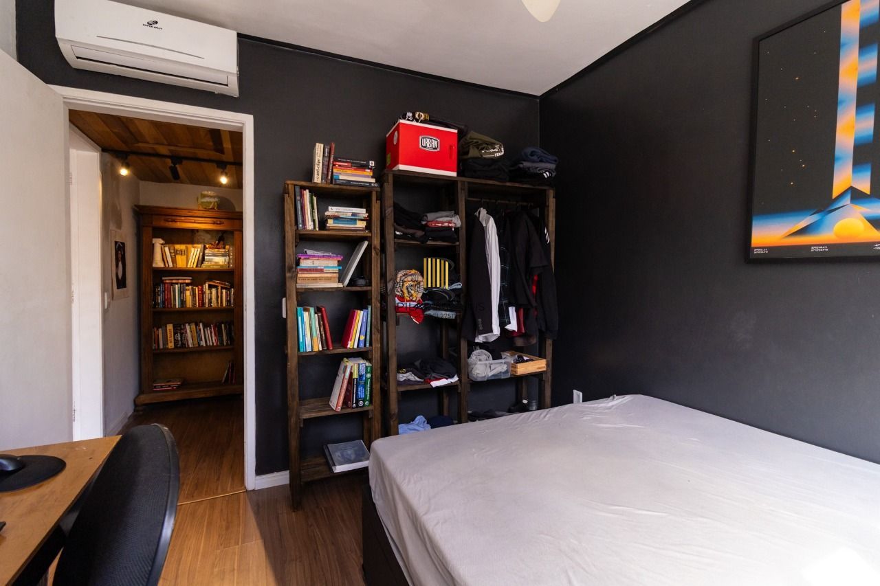 Apartamento de 2 dormitórios, transformado em 1, totalmente reformado.