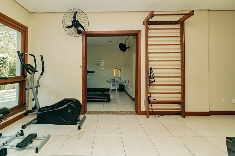 Apartamento com 3 dormitórios (sendo 1 suíte), 2 banheiros, lareira, churrasqueira e 2 vagas de garagem.