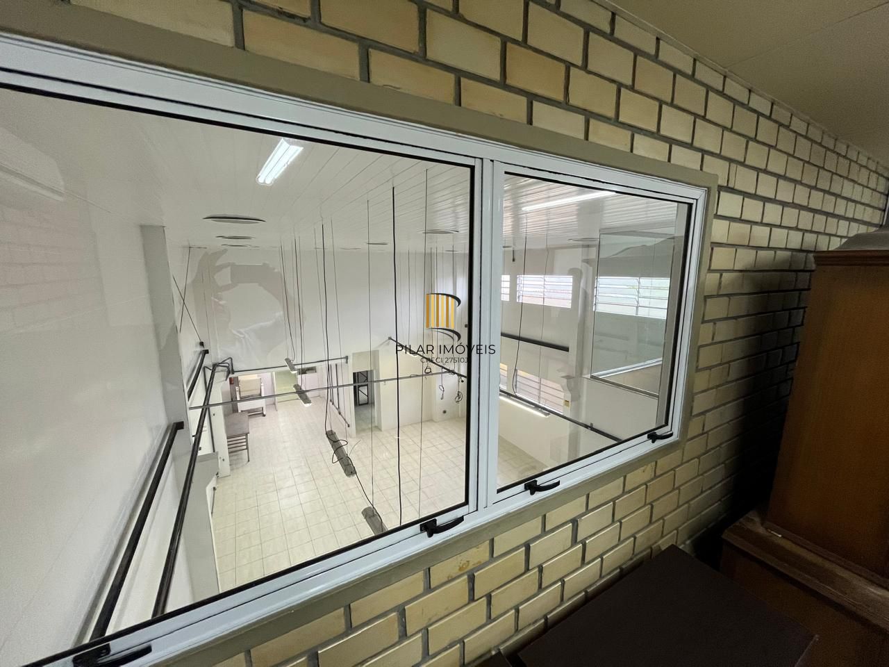 Prédio Comercial à venda com 5 salas, 400m², 6 vagas, Rua Laudelino Freire no bairro Sarandi em Porto Alegre