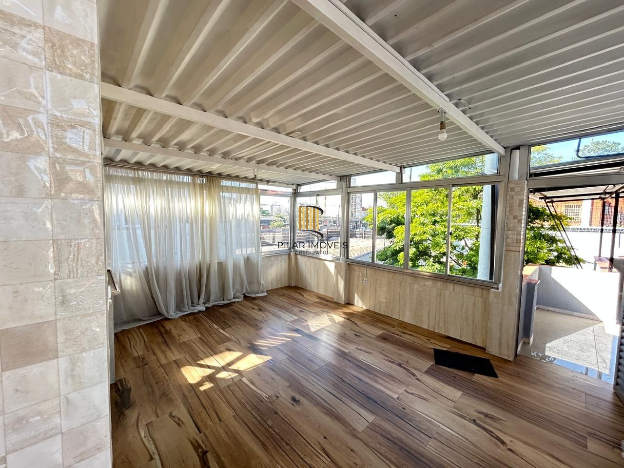 Casa 8 dormitórios, 5 banheiros e 6 vagas no Bairro São João Porto Alegre