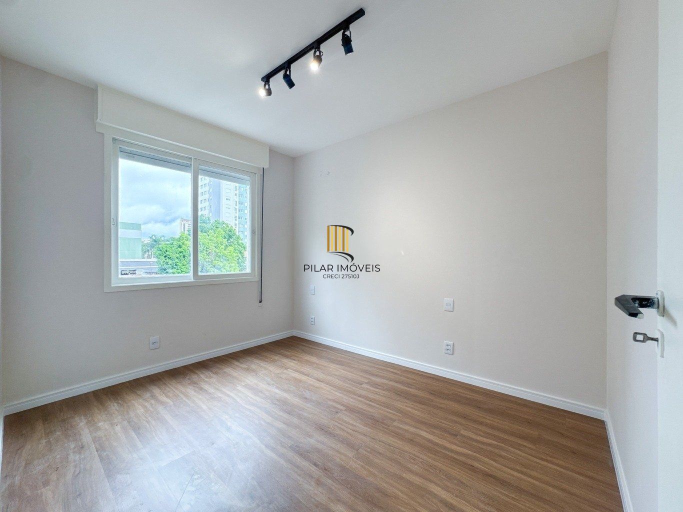 Apartamento de 1 dormitório, 1 vaga, totalmente reformado.