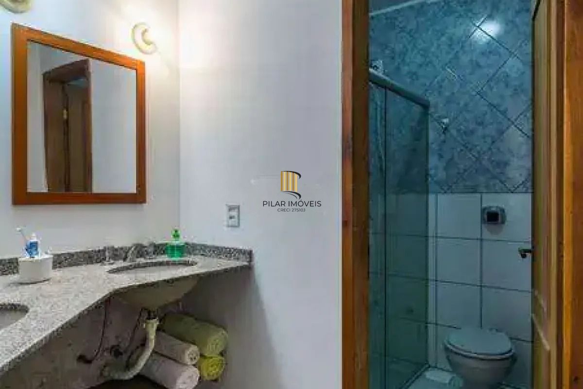 Casa térrea com 5 dormitórios, 2 suítes, 3 vagas.