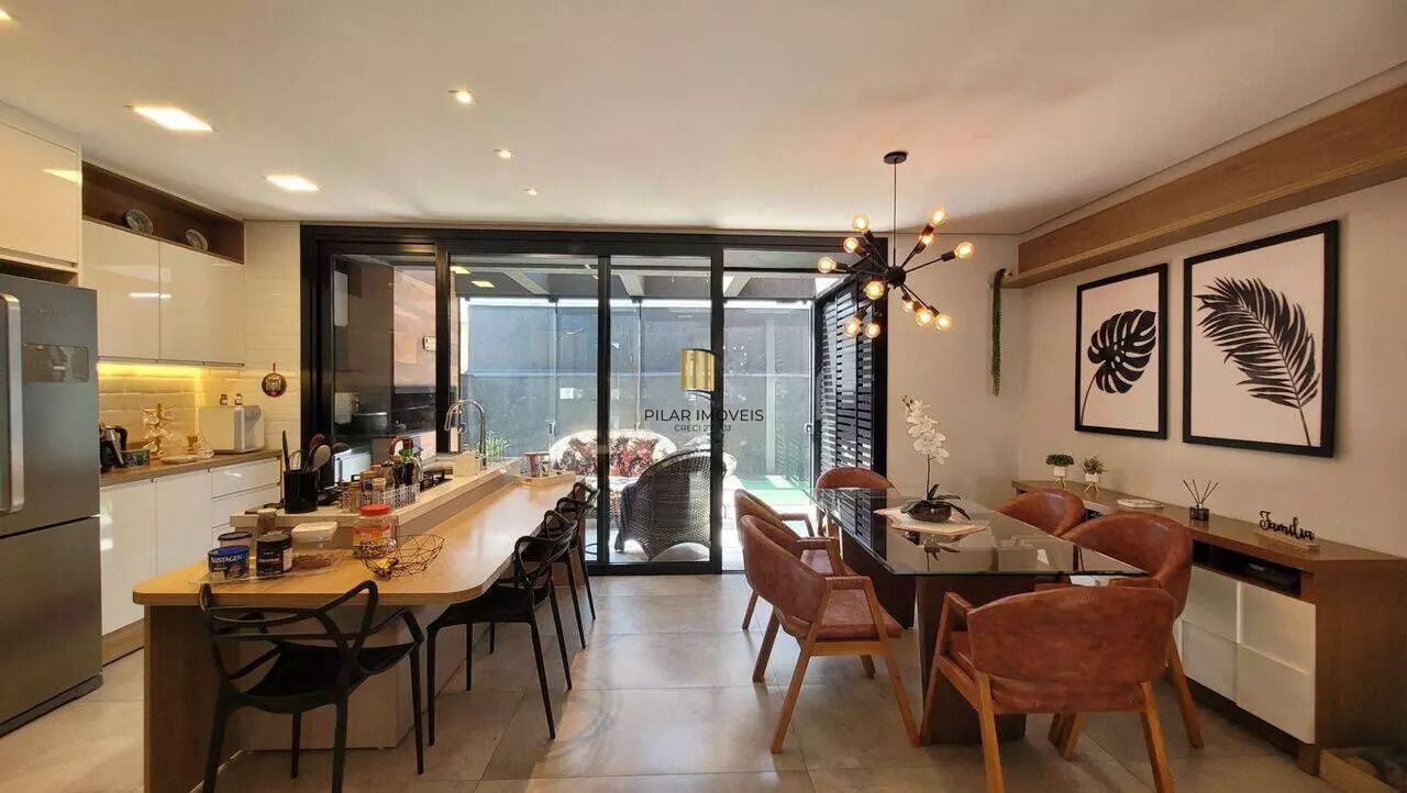 Casa em condomínio com 3 dormitórios, suíte e 2 vagas.