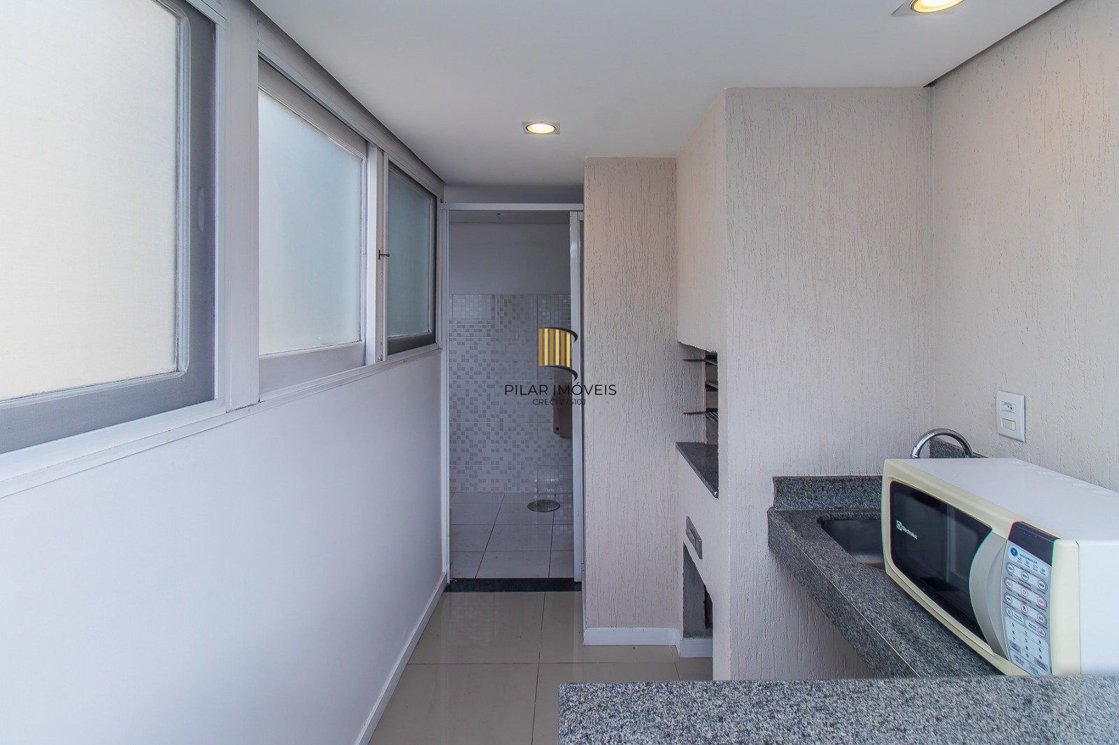 Cobertura com 2 Quartos no  Bairro Chácara das Pedras em Porto Alegre