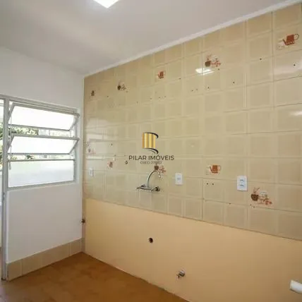 Apartamento com 2 dormitórios, banheiro auxiliar e 2 vagas cobertas.