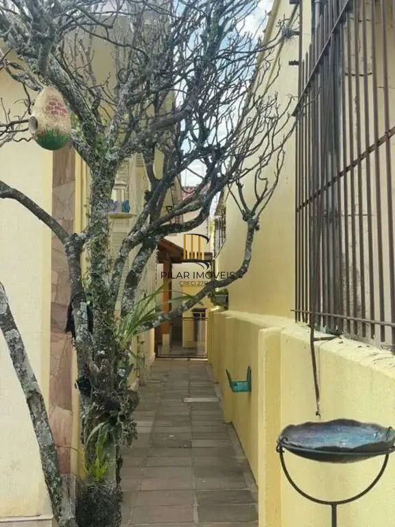 Casa térrea com 2 suítes com amplo pátio,