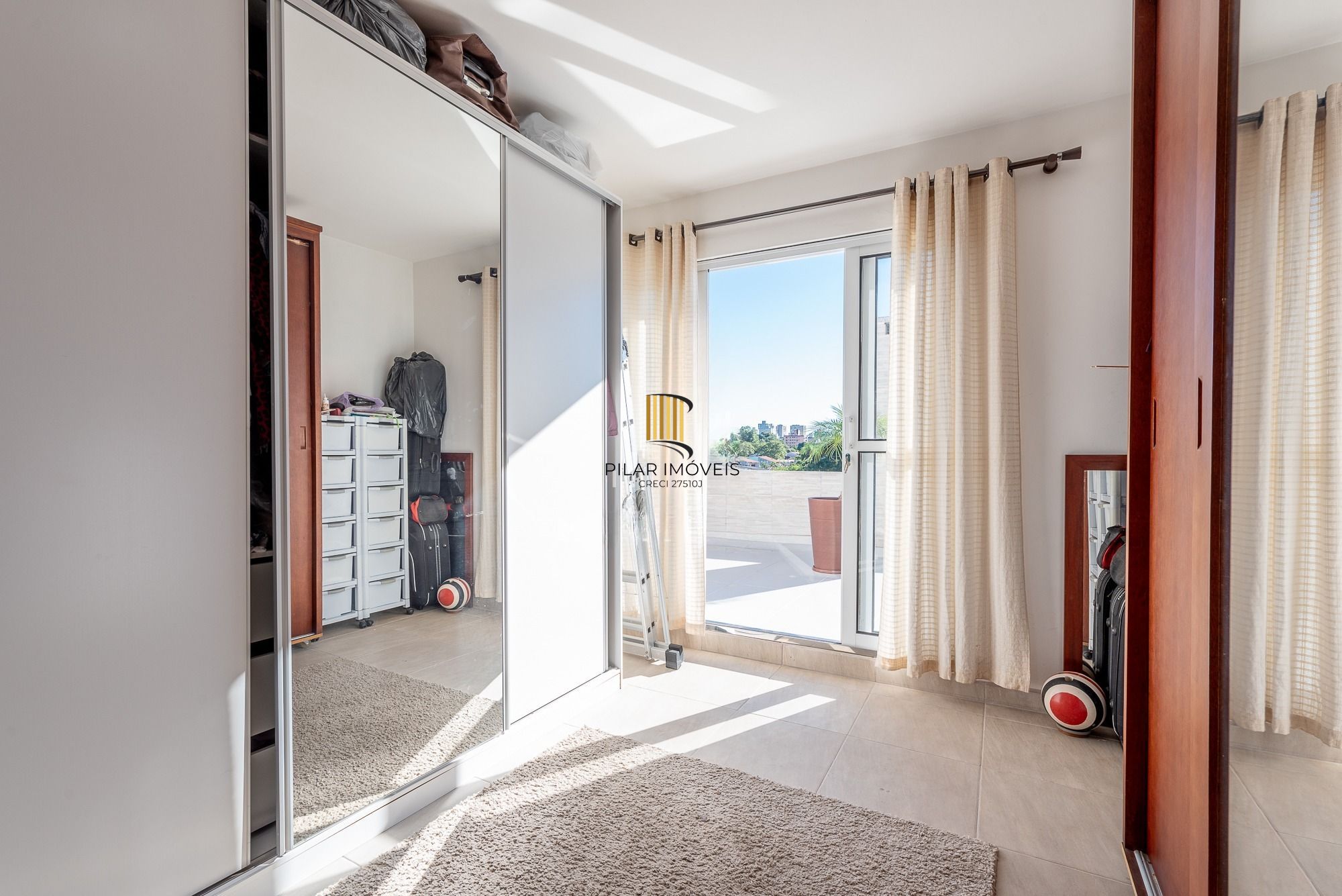 Casa com 5 Dormitórios, Suíte Master e Piscina no Jardim Planalto