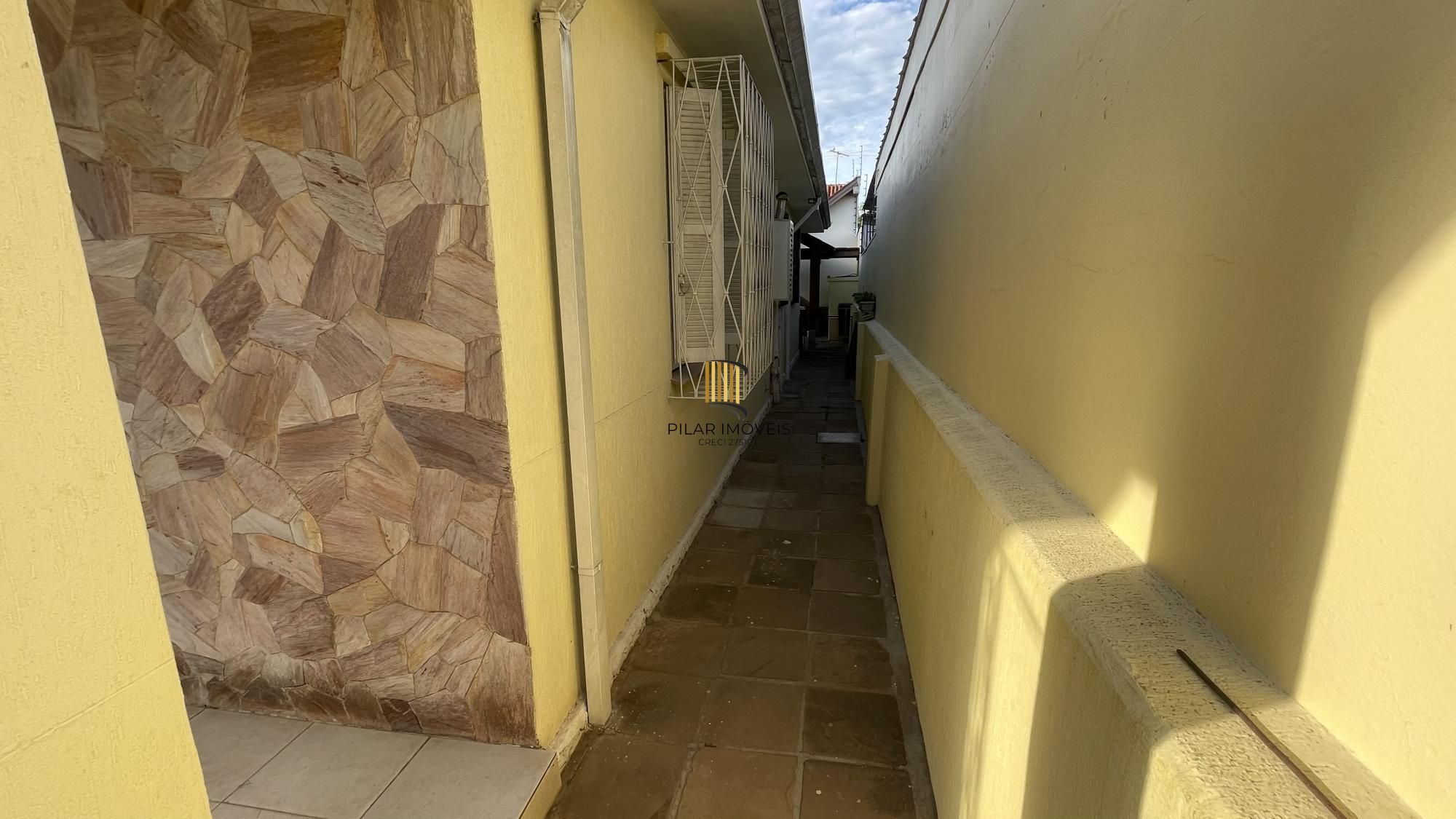 Casa térrea com 2 suítes com amplo pátio,