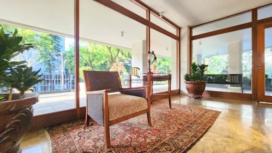 Apartamento 3 dormitórios, suíte, semimobiliado e duas vagas de garagem.