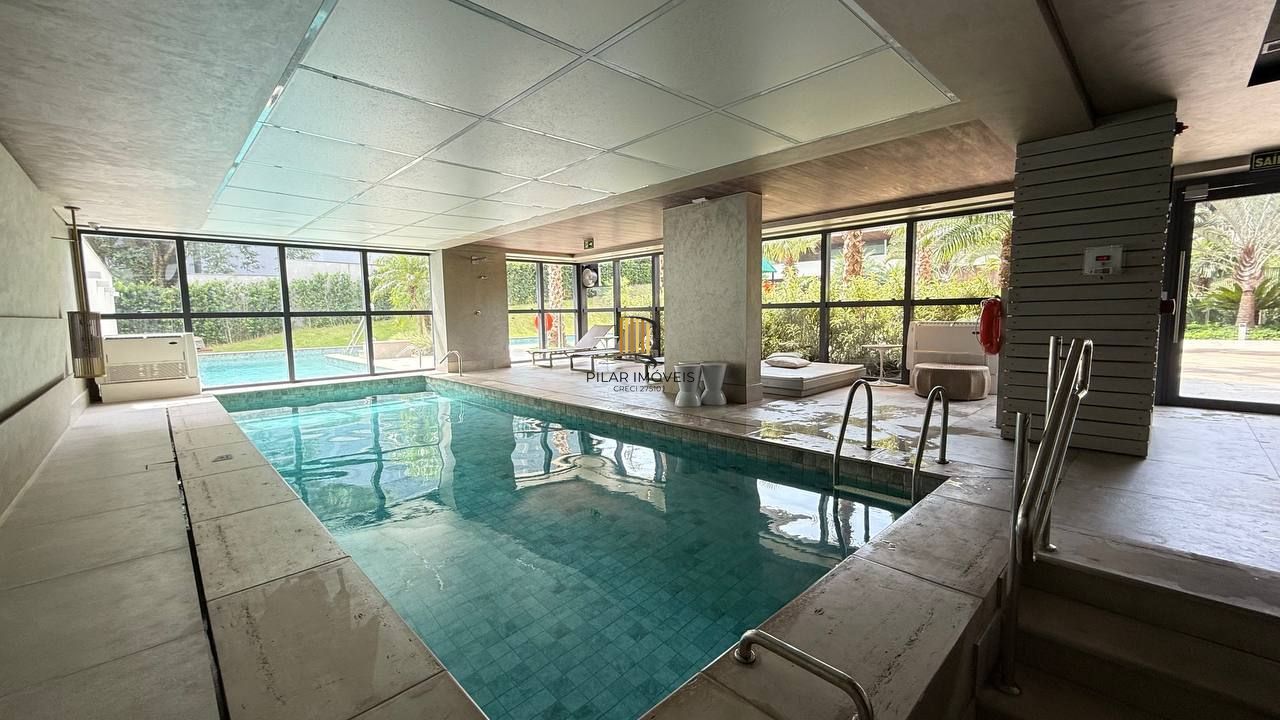 Apartamento mobiliado de 2 dormitórios com suíte e 2 vagas no Petrópolis