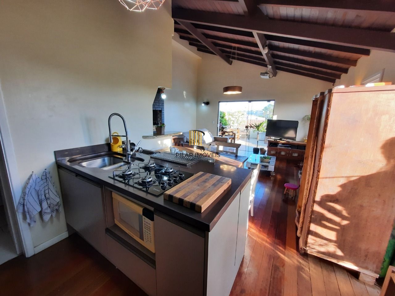 Cobertura com 3 dormitórios, suíte, piscina e churrasqueira.