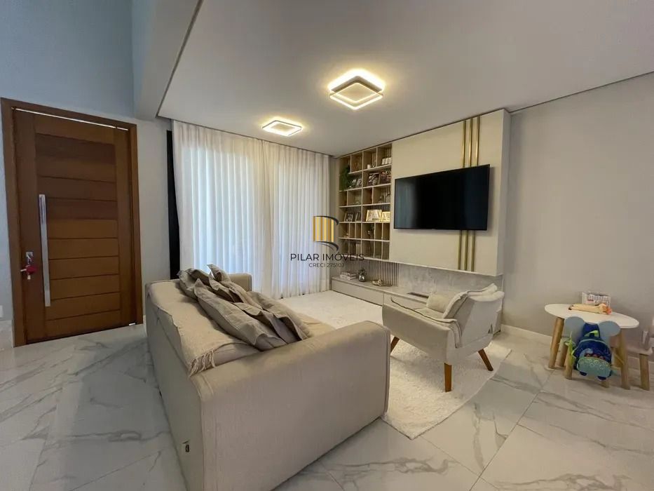 Casa em condomínio com 3 dormitórios, suíte e 2 vagas.