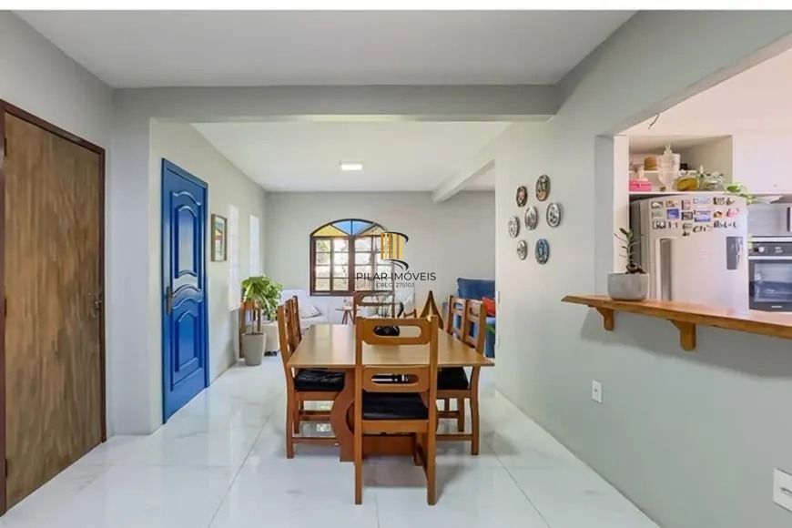 Casa térrea com 4 dormitórios, suíte e 2 vagas.