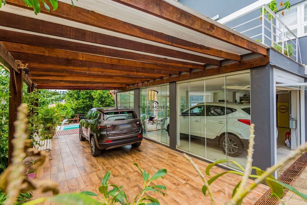 Casa em Condomínio com 3 dormitórios, suíte e 2 vagas cobertas.