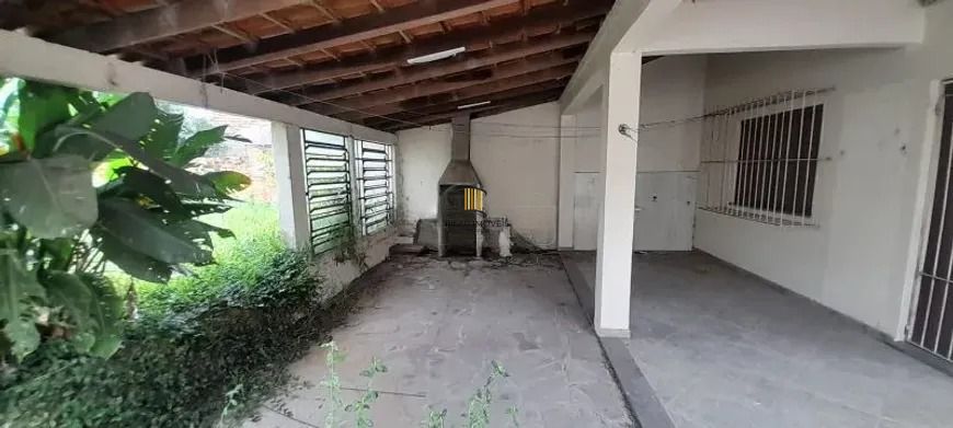 Casa térrea com 2 dormitórios, amplo pátio e 3 vagas.