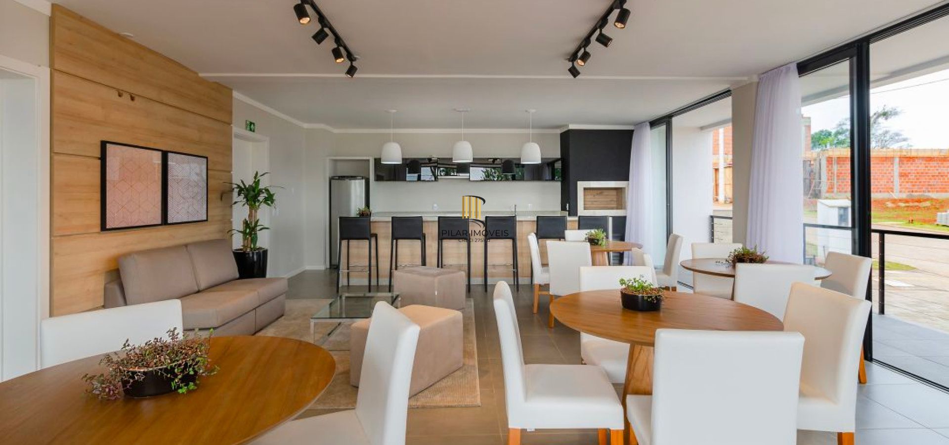 Casa em condomínio com 3 dormitórios, suíte e 2 vagas.