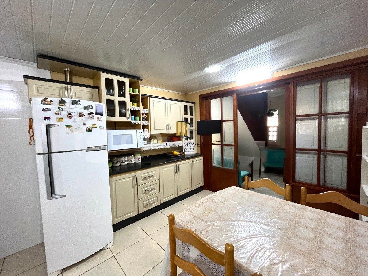 Casa com 3 dormitórios, suíte, 3 vagas de garagem.