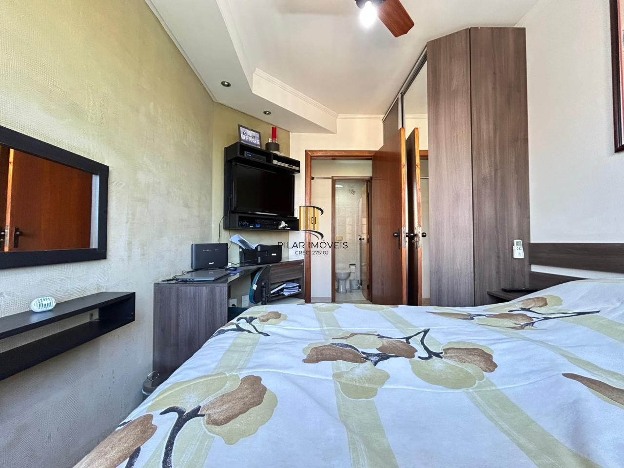 Apartamento de 2 dormitórios, suíte, sacada com churrasqueira e vaga coberta.