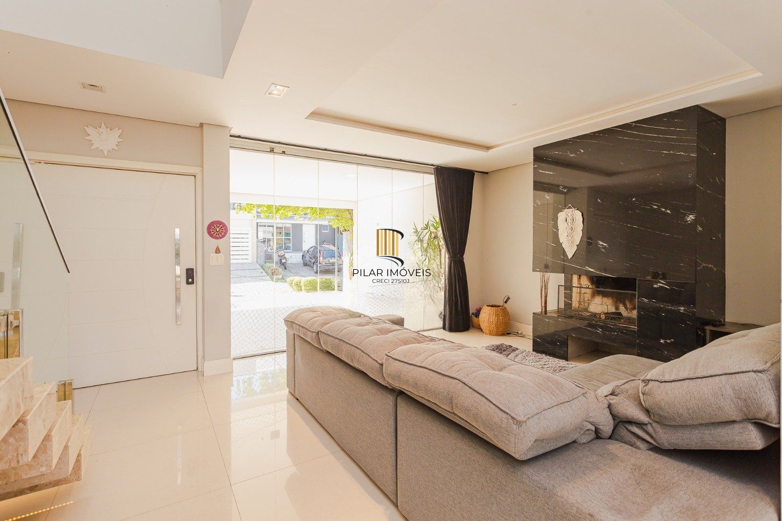 Casa de alto padrão com elevador e piscina acessível em condomínio no Passo das Pedras