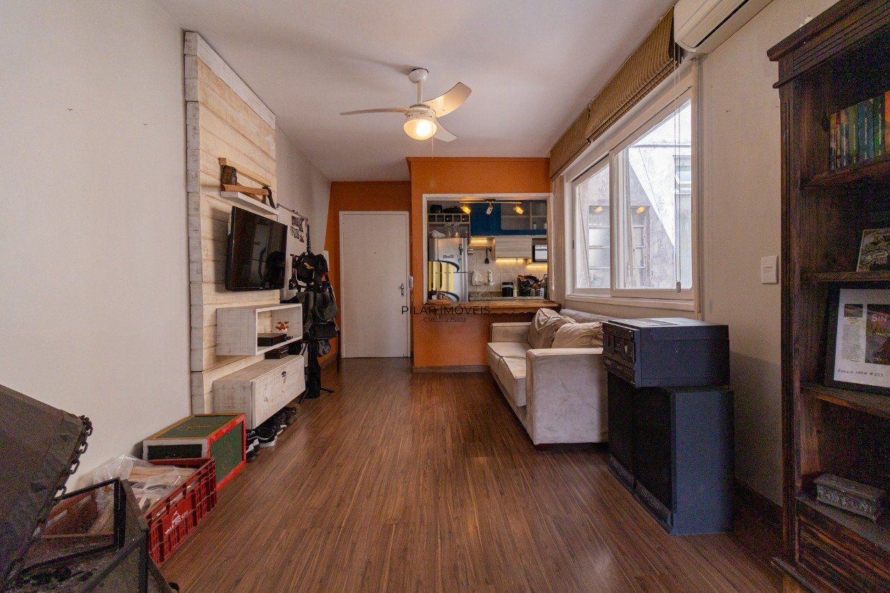 Apartamento de 2 dormitórios, transformado em 1, totalmente reformado.